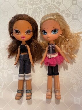 Pair of Mini Bratz Dolls - Brown Hair & Blonde Hair - Pink and Black Outfits